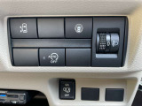 運転席のハンドル右奥側にまとめられたスイッチ群。一目で分かりやすく操作しやすいです。