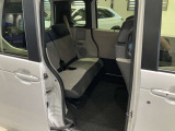 後部座席も大きく乗り降りしやすく、長時間の運転でも快適に過ごすことができます!