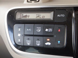 インパネシフトの横には、素早く自分好みの室温調整が出来る便利なオートエアコンも装備されています。