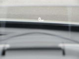 運転視界の遠方上方に虚像を投影することで前を見ながら情報の視認ができます。本当にドライバーが必要な情報を適切に伝え、楽しんで頂くことを考えた新世代装備です。※虚像は1.5m前方に浮かぶイメージです。