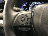 ステアリングスイッチ付き。前方から目を離すことなく操作することが可能です。
