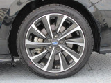 純正18インチアルミホイール。 タイヤサイズは225/45R18