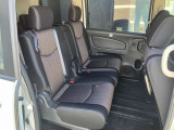 しっかりとした後席シート。皆でのドライブが楽しめます。