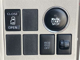 片側電動スライドドアのスイッチ付です。車内からもスイッチひとつで楽にドアの開閉が可能です。  エコアイドルOFFスイッチ、手動光軸調整ダイヤル。