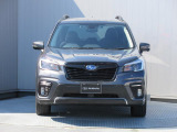 スバルらしい精悍な印象のフロントマスク。ヘッドライトは高輝度のLEDを採用、またステアリング連動機能がありカーブを曲がる際、進行方向を照らして死角を低減します