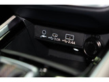 小物の収納に便利なセンタートレイには携帯等のデバイスの充電可能なUSB出力電源付です。
