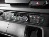 オートエアコンタイプなので細かい操作なしで快適温度に調整してくれます。シートヒーター付きで、冷えた車内でもスイッチを押せば数秒で座面と背もたれがあたたかくなります。