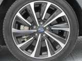純正18インチアルミホイール。 タイヤサイズは225/45R18