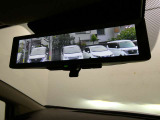 スマートルームミラーは、車両後方に設置されたカメラの映像を、ルームミラーに映し出すことで、死角をなくし、安全性を向上させることができます。また、夜間や雨天時でも、クリアな映像を映し出すことができます。