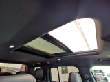 【スライディングパノラミックルーフ】上が開くタイプのルーフです。電動でスライドするものでロールブラインドも搭載しておりますので日が強い日でも安心して車内でおくつろぎ頂けます。