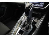シフトレバーは本革巻のグリップとシフトブーツを装着、シフトパネルはピアノブラック調になっており、高級感を演出。