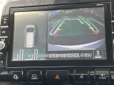 アラウンドビューモニター、駐車中の車を空から見下ろしているかのような映像で表示し、駐車をアシストします