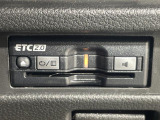 【ETC】有料道路を利用する際に料金所で停止することなく通過できる、ETC車載器(ノンストップ自動料金収受システム機器)が装備されています。セットアップを行うことで利用可能になります。
