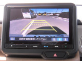 リバース時にはリアカメラにより後方の確認も可能です。「ノーマル・ワイド・トップダウンビュー」の3つから状況に合わせて切り替え可能です。