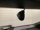 後方にもドライブレコーダーのカメラが付いています。前後両方でお車の周りを監視・記録いたします。