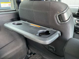 後席にはカップホルダー付き折り畳み式テーブルが装備されております。