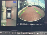 アラウンドビューモニターまるで車を真上から映したような映像で、前後左右の感覚が分かります♪車庫入れや駐車時に大活躍の機能です。