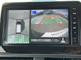 アラウンドビューモニター、駐車中の車を空から見下ろしているかのような映像で表示し、駐車をアシストします