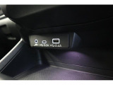 エアコンのスイッチの下には、充電にも使用できるナビ接続用USB端子があります。AUX端子にオーディオプレーヤーが接続できます。