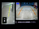 ギアを『R』に入れた後、カメラボタンを押すと、運転席から見えない左側面をナビ画面にうつしてくれるので、幅寄せや縦列駐車がし易くなります。