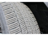 タイヤの残り溝の状態の写真、当店での実測で5mmほどの残り溝で