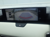 狭い場所での駐車やすれ違いなどでより的確な運転操作に役立つ360&deg;ビューモニターが装備されています。