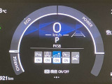視認性に優れたメーターを採用しており、走行中でも車速や情報が分かりやすく表示されます。運転時の視線移動をむりのない範囲に抑え、快適で安心感のあるドライブをサポートします。