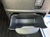 足元には便利なセンターロアボックスを設置。車内を整理しやすく、使い勝手の良さが魅力です。