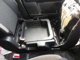 助手席シート下には収納スペースがございます
