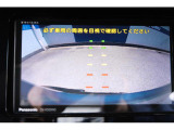 バックギアに入れるとバックカメラの映像がナビに映ります。障害物までの距離もわかりやすいです。
