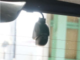 この車にはリアにもドライブレコーダーを装備しております◆映像・音声などを記録する自動車用の装置です。 もしもの事故の際の記録はもちろん、旅行の際の思い出としてドライブの映像を楽しむことができます。