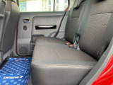 後部座席です。足元空間は広々しており、大人4人乗車も無理なく可能です。