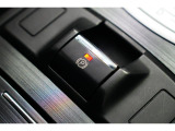 電動パーキングブレーキを採用。指で軽く引き上げればパーキングブレーキが掛かり、押すと解除ができます。