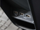 USB接続、スマートフォンの充電等にも便利なUSBチャージャー!使いやすい場所に装備されています。