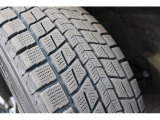 タイヤの残り溝の状態の写真、スタッドレスタイヤを装着しています