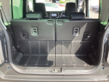 リアシートを使用していても、しっかり積めるワイドなトランクスペース!