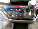 オートエアコンは左右席で独立温度コントロールが可能です。運転席はキンキンに冷やして助手席はマイルドにと言った設定が可能です。暑さ寒さでケンカすることもなくなりますね。