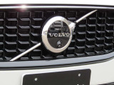 時代に合わせて変化するエンブレムデザイン。センターを斜めに大きく横切るラインと黒地に銀のアイアンマーク、これが最新ボルボのキャラクターアイコンです。エンブレムにはフロントカメラを内蔵しています。