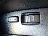 運転席の窓の開閉は電動になりますので、便利ですよね。