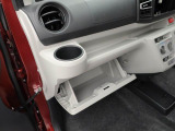 カップホルダーは運転席や助手席からちょうど手の届く位置です!!