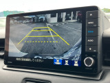 バックモニター装備。画面にて後方の確認が行えるので、バック駐車や車庫入れの際には重宝します。車の運転に慣れない方でも安心のガイドライン表示機能付。