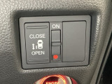 左側電動スライドドアは運転席からでも操作ができるように、ハンドル付近に開閉の操作スイッチが付いています。