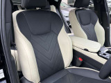 運転席・ブラック&リッチクリーム本革シート・シートベンチレーション(Hot&Cool)・メモリー付きパワーシート。