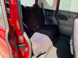 [後列シート]広々とした後部座席です!ゆったりくつろげます。