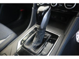 シフトレバーはシフトブーツを装着、シフトパネルはピアノブラック調になっており、高級感を演出。