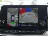【アラウンドビューモニター】空から見下ろすような視点で、スムースな駐車と安全確認をサポートします。