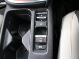 【電子パーキングブレーキ】電子制御のパーキングブレーキと、信号待ちや渋滞に便利なオートブレーキホールドを装備しております。ブレーキペダルから足を離しても自動的に停車状態を保持してくれる便利な機能です