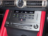 左右独立オートエアコンと、CDオーディオに対応しています。