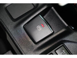 電動パーキングブレーキを採用。指で軽く引き上げればパーキングブレーキが掛かり、押すと解除ができます。