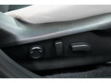 &rdquo;電動シートを装備。お客様に安全に運転頂けるよう座席の位置、座面の上げ下げやリクライニングの加減も細やかな設定を可能にしました。&rdquo;